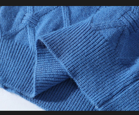 Pull-over à col pour hommes tricoté avec un tissu épais et un motif patchwork en hiver