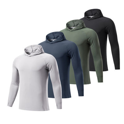 Un pull à col en capuchon 100% polyester