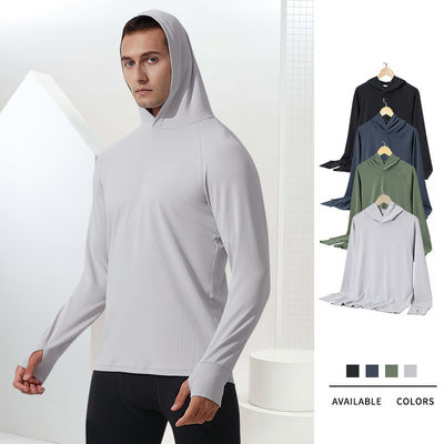 Un pull à col en capuchon 100% polyester