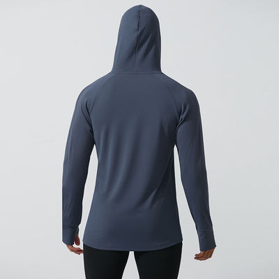 Un pull à col en capuchon 100% polyester