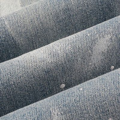 Jeans à l' écorce en denim de la mode, cristaux, rivets, coupe de chaussure, jeans avec matériaux lavables