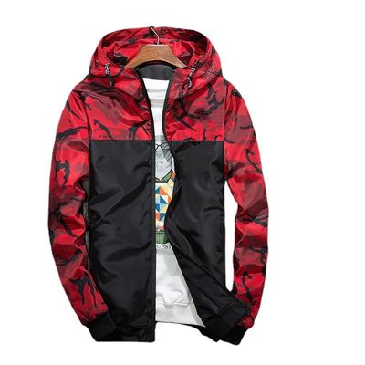 Un manteau mince pour homme avec un motif de camouflage et une décoration de raton laveur
