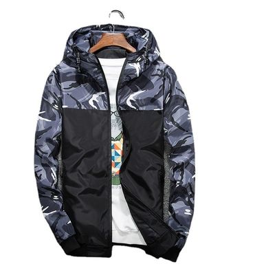 Un manteau mince pour homme avec un motif de camouflage et une décoration de raton laveur
