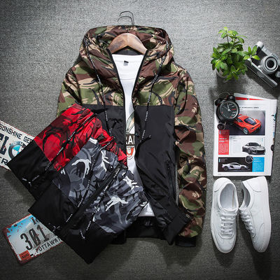 Un manteau mince pour homme avec un motif de camouflage et une décoration de raton laveur