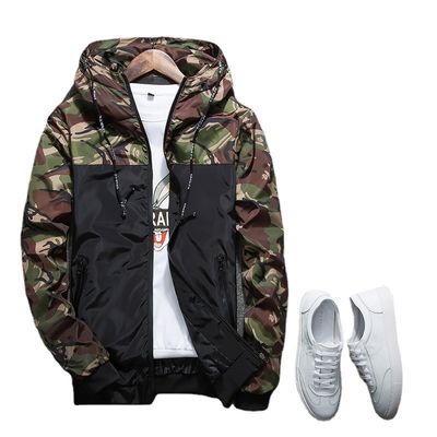 Un manteau mince pour homme avec un motif de camouflage et une décoration de raton laveur