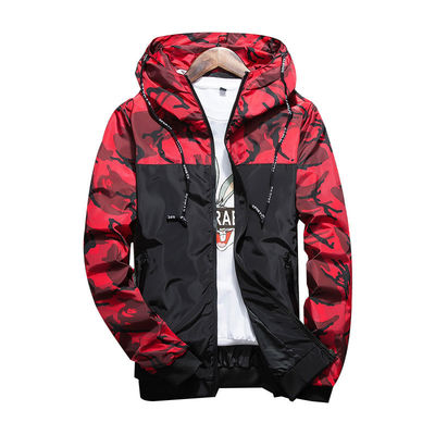 Un manteau mince pour homme avec un motif de camouflage et une décoration de raton laveur