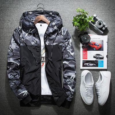 Un manteau mince pour homme avec un motif de camouflage et une décoration de raton laveur