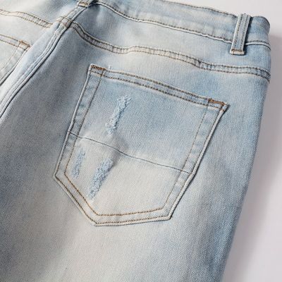 Le style punk est le style masculin déchiré mince taille moyenne bleu denim vintage étirement lavé