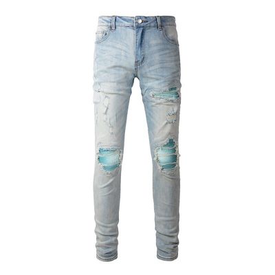 Le style punk est le style masculin déchiré mince taille moyenne bleu denim vintage étirement lavé