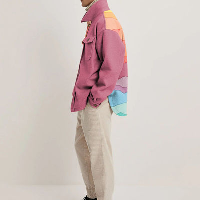 Manteau à manches longues et décontracté pour hommes avec un motif géométrique coloré et une méthode de tissage tissée
